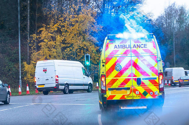 英国国民健康保险制度（NHS）紧急救护车在蓝灯下超速行驶