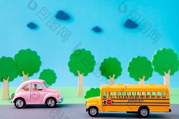 艺术设计图片：漂亮的复古老式汽车校车行驶在高速公路上，载着与世隔绝的人，明亮生动地闪耀着鲜艳的蓝色