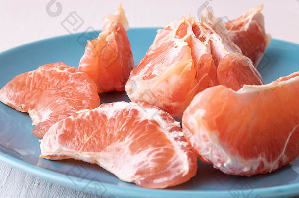 多汁的红葡萄柚切成两半，边上有小段，健康的早餐或零食时间，有机柑橘类水果