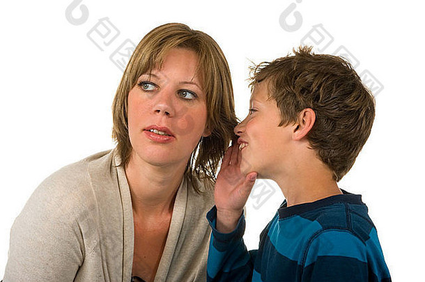 一个小男孩在他母亲耳边悄悄地讲着一个秘密