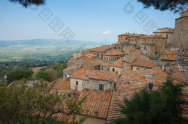 意大利沃尔特拉村的陶土屋顶。
