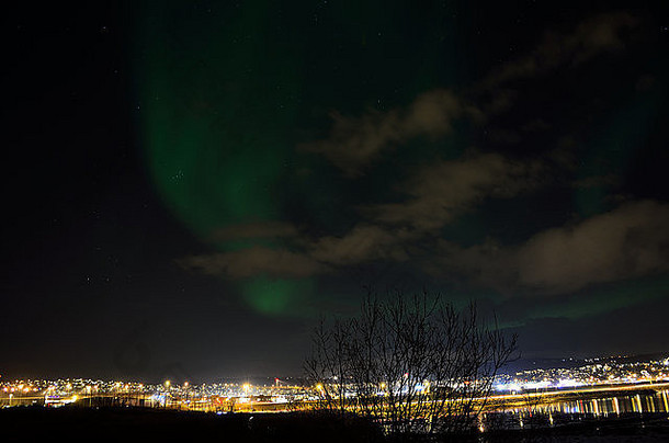 深秋之夜，北极城市特罗姆索上空美丽的北极光