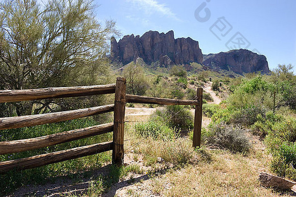 亚利桑那州迷信山脉中的一道栅栏防止野生动物在该地区游荡。