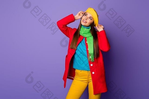 美女靓女照片心情好查找空旷感兴趣穿现代黄色贝雷帽蓝色高领毛衣绿色围巾红色长裤