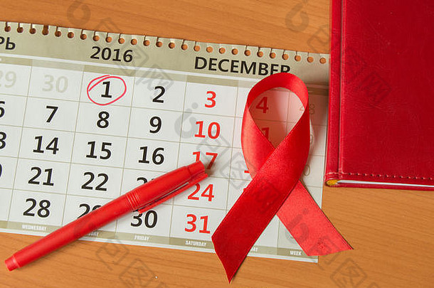 日历上的红丝带可提高对AIDS拷贝空间的认识