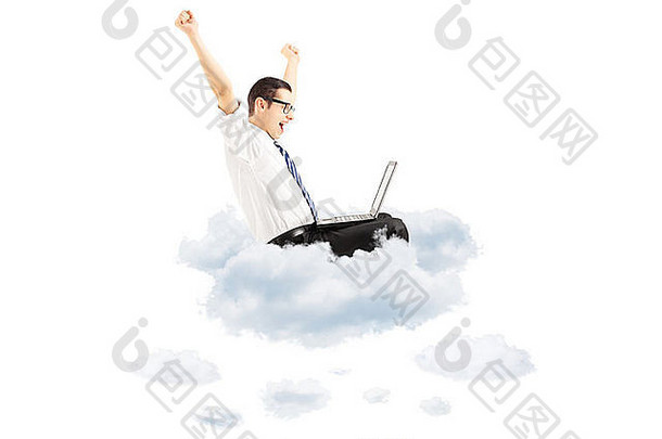 快乐的年轻商人带着笔记本电脑在云端飞翔，打着快乐的手势