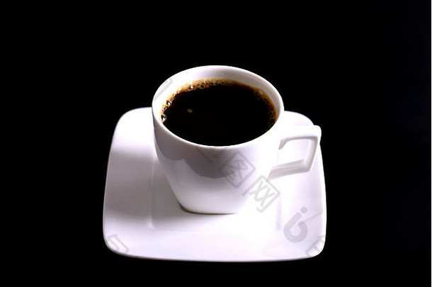 黑色背景的咖啡杯和茶托