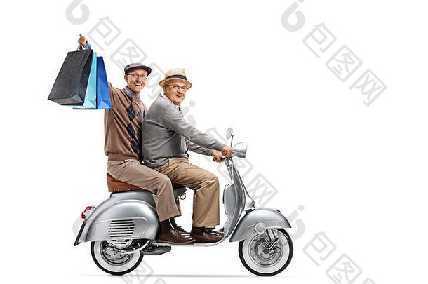 两位老人骑着老式滑板车，购物袋被隔离在白色背景上的全长照片