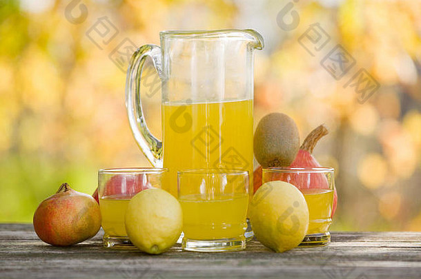 木质桌子上的柠檬汁，秋季套装，户外