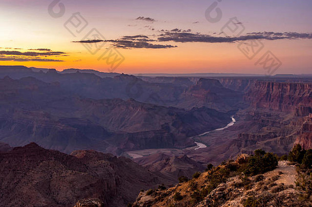 在美国亚利桑那州可以看到科罗拉多河的大峡谷上的日落。