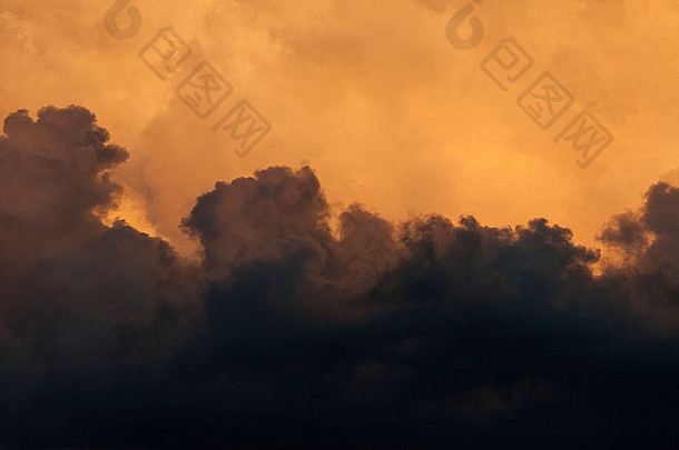 爱达荷州斯坦利盆地日落时的雷雨云