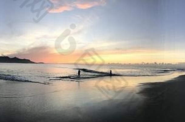 巴拿马塞雷纳海滩日出时，当地渔民在撒网。在iPhone7上拍摄