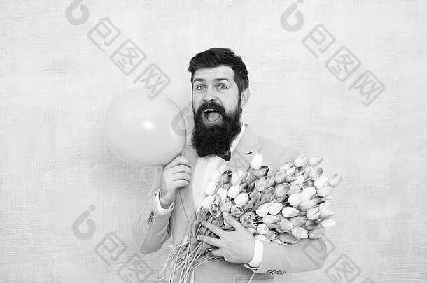 春天的心情。爱情约会。礼品花束。送给配偶的礼物。拿着气球的家伙。生日聚会。留着胡子的男人，带着花束。3月8日。妇女节鲜花。留着胡子的郁金香男人。