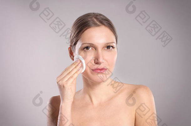 美女用棉签洗脸