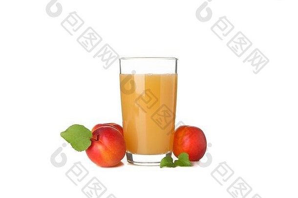 在白色背景上分离果汁和杏子的玻璃杯