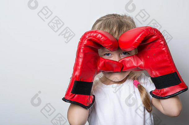 小女孩戴着红手套打拳击
