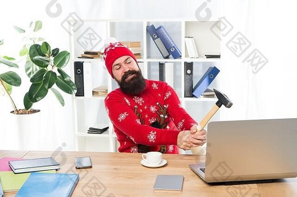 节日压力。忙人用锤子砸笔记本电脑。工作压力很大。有压力的工作。圣诞节减压。享受没有压力的假期。