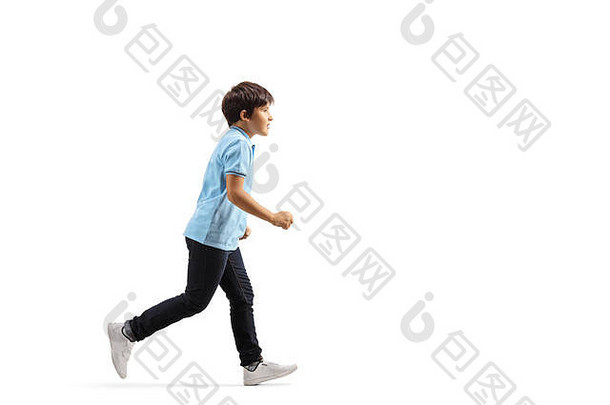 一个穿着牛仔裤的男孩在白色背景上独立奔跑的全长侧面照片