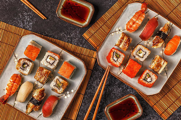 寿司<strong>套装</strong>：<strong>盘</strong>子上的寿司和寿司卷，俯视图。