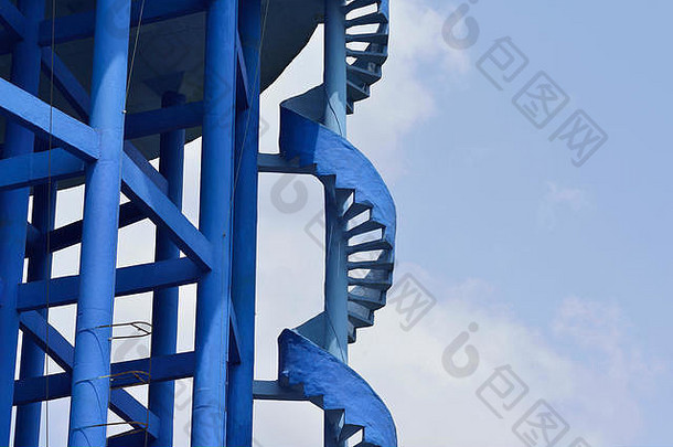 高架水箱上的蓝色螺旋<strong>楼梯</strong>