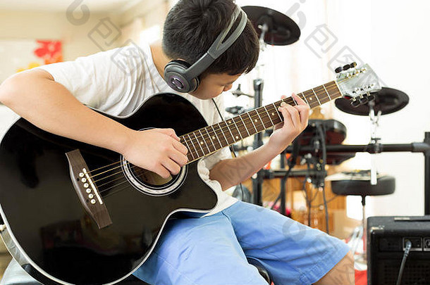 男孩玩声吉他耳机