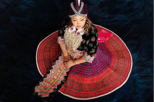 穿着传统服装的苗族妇女肖像