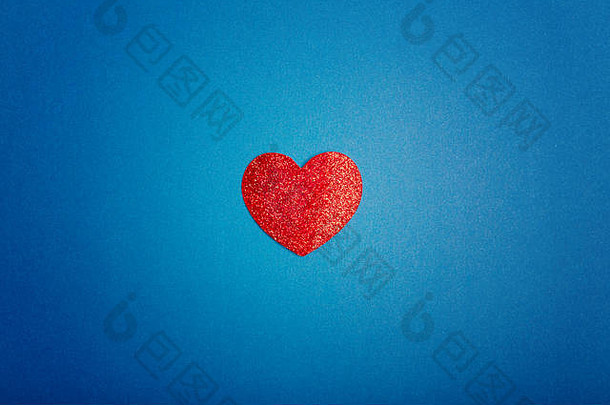情人节快乐。漂亮的卡片墙纸，蓝色背景中央有一颗红色的心。渐变色调背景。爱的概念