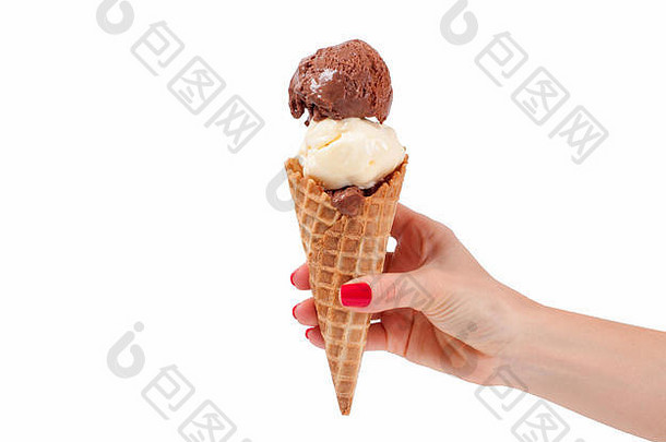 白色背景的巧克力和香草冰淇淋蛋<strong>卷</strong>。手拿着装在<strong>威化</strong>杯里的冰淇淋。