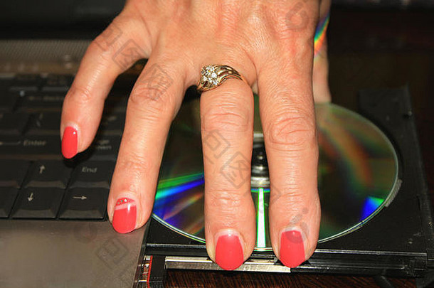 女人的手红色的指甲采取Dvd阀瓣