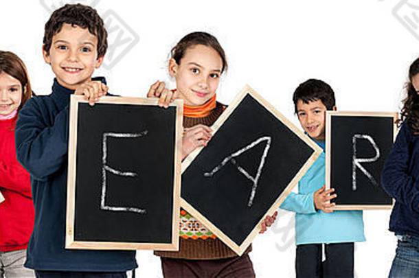一群孩子用黑板孤立地学习白色单词