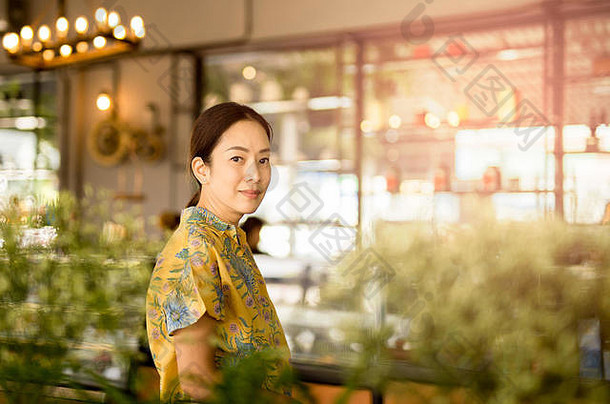 美丽的中间岁的亚洲女人相机咖啡商店