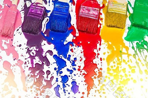 画笔滴下各种颜色的油漆