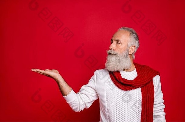 灰色头发的优雅养老金领取者的侧面照片看文案宣传片，穿着红色背景上隔离的白色套衫