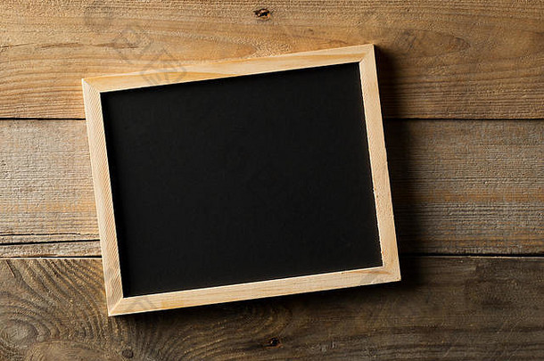 空白、空白、黑色<strong>黑板</strong>从上方平放在棕色木桌上，留有复印空间