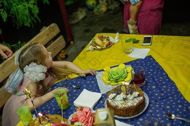 笑童女5-6岁吃生日。童年