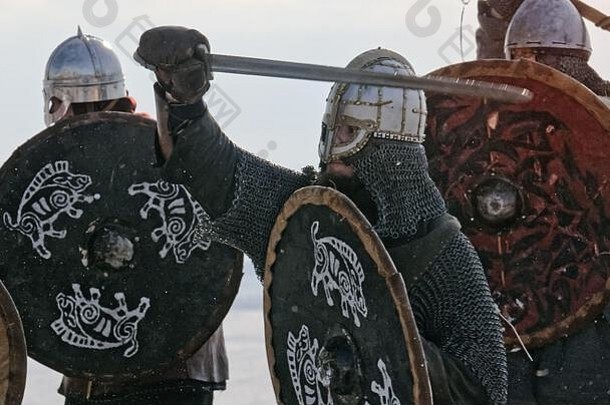 维京人的战士在冬季的进攻中战斗。
