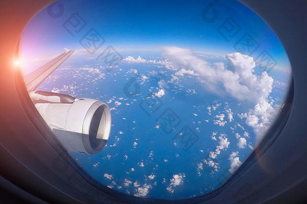 通过飞机窗口拍摄到喷气发动机上的经典图像