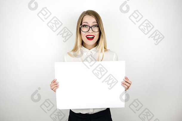 年轻的快乐业务女人<strong>眼镜</strong>持有空白表纸公告孤立的白色背景空间文本