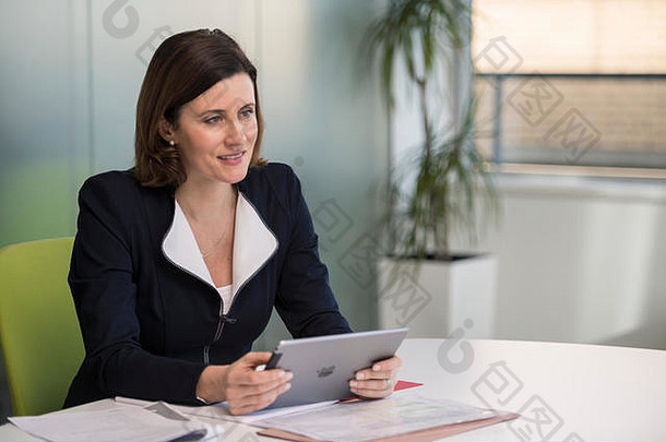 白色聪明的顾问业务女人西装会议房间技术工作iPad平板电脑清洁现代办公室环境