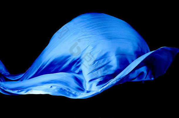 光滑的优雅的蓝色的透明的布孤立的黑色的背景纹理飞行织物