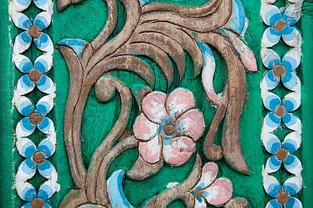 雕刻复古风格的树上花朵木质无缝图案