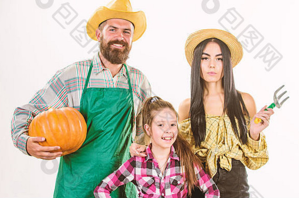 家庭乡村风格的农民为秋天的收成感到自豪。<strong>父母</strong>和女儿庆祝南瓜丰收<strong>节</strong>。丰收<strong>节</strong>的概念。家庭农场主园丁南瓜收获隔离白色背景。