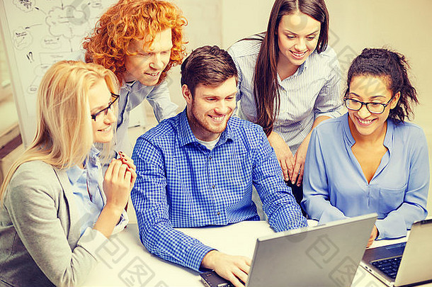 办公室里有笔记本电脑的微笑团队