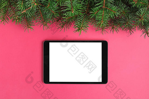 粉色背景上的空白屏幕平板电脑，圣诞节俯视图。