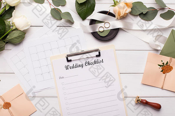 婚礼计划清单和其他木制配件