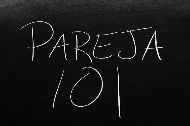 黑板上用粉笔写的单词Pareja 101
