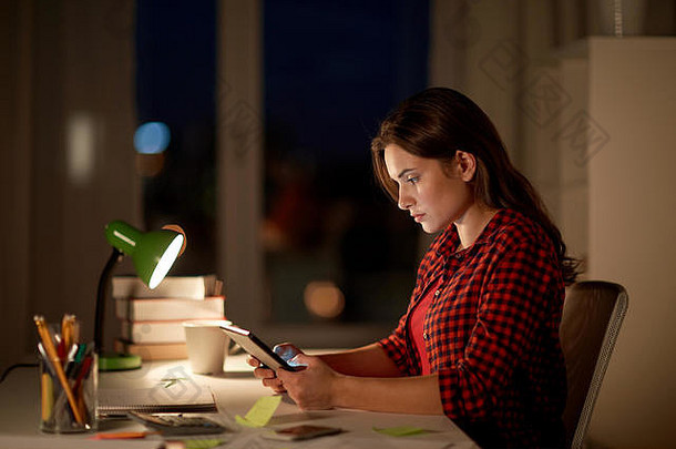 女学生或女学生晚上在家使用平板电脑