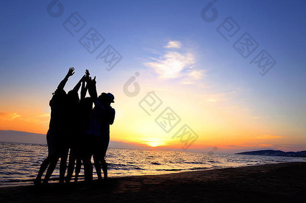 人庆祝活动海滩聚会，派对夏天假期假期概念