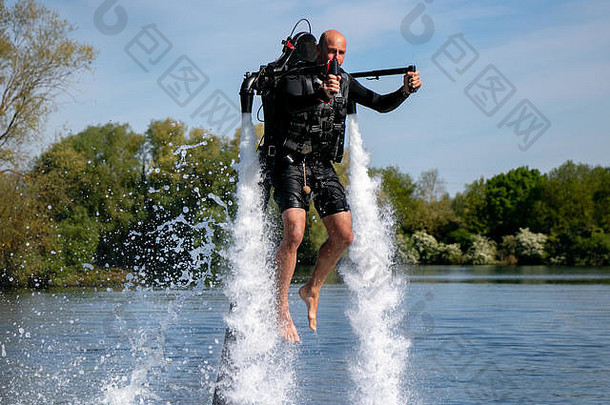 这位名为“寻刺激者”的运动员被绑在<strong>喷气</strong>式列夫车上，悬浮在湖面上，背景是蓝天和树木。