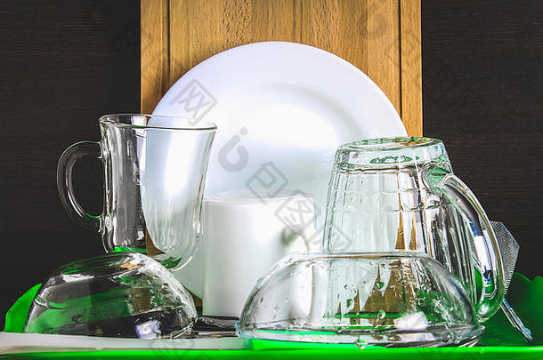 纯菜是干的。玻璃杯、杯子、木板、盘子、餐具